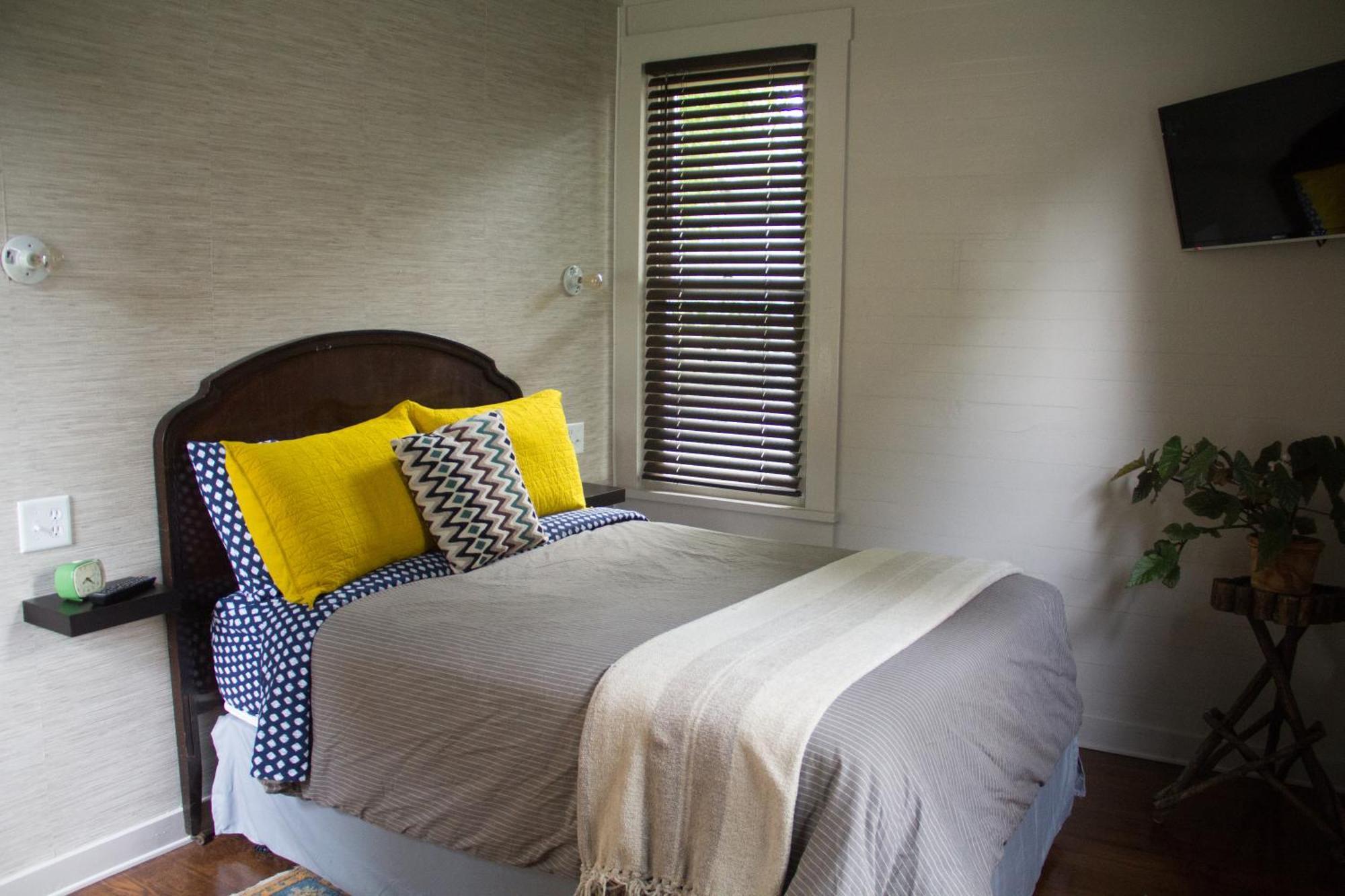 Modern Homestead Guest House Reedsville Room photo