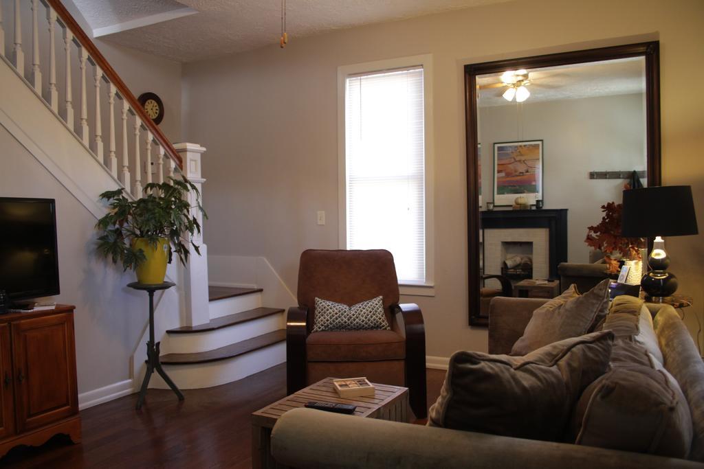 Modern Homestead Guest House Reedsville Room photo